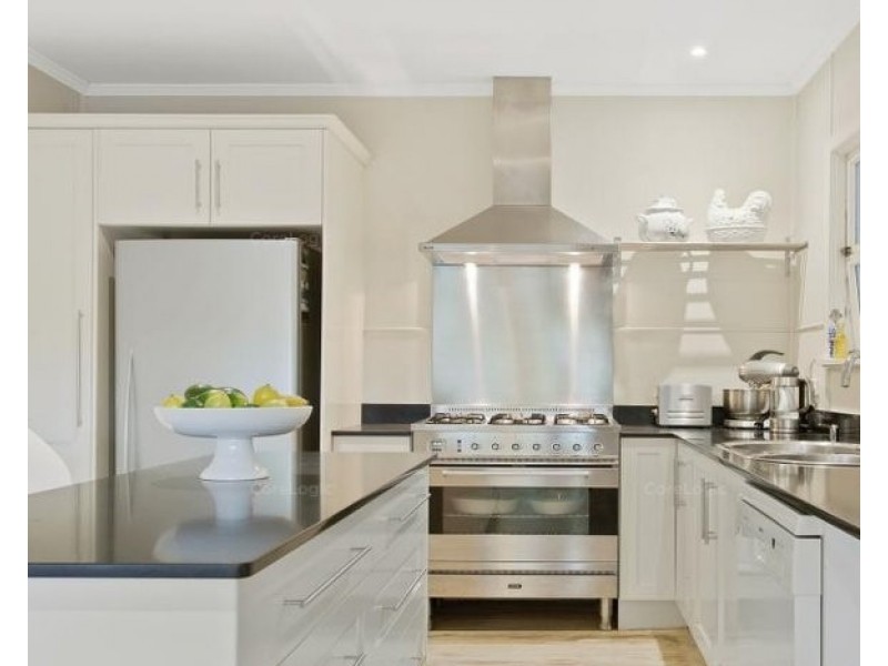 52 BROAD STREET, Labrador QLD 4215