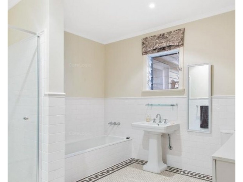 52 BROAD STREET, Labrador QLD 4215