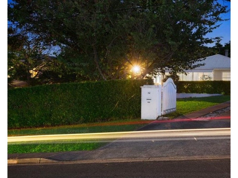 52 BROAD STREET, Labrador QLD 4215