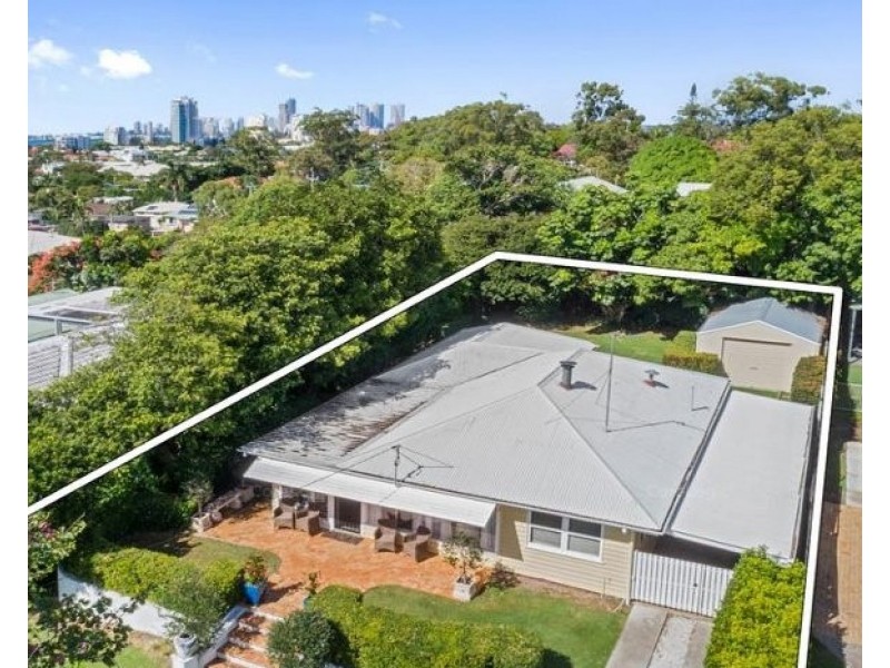 52 BROAD STREET, Labrador QLD 4215