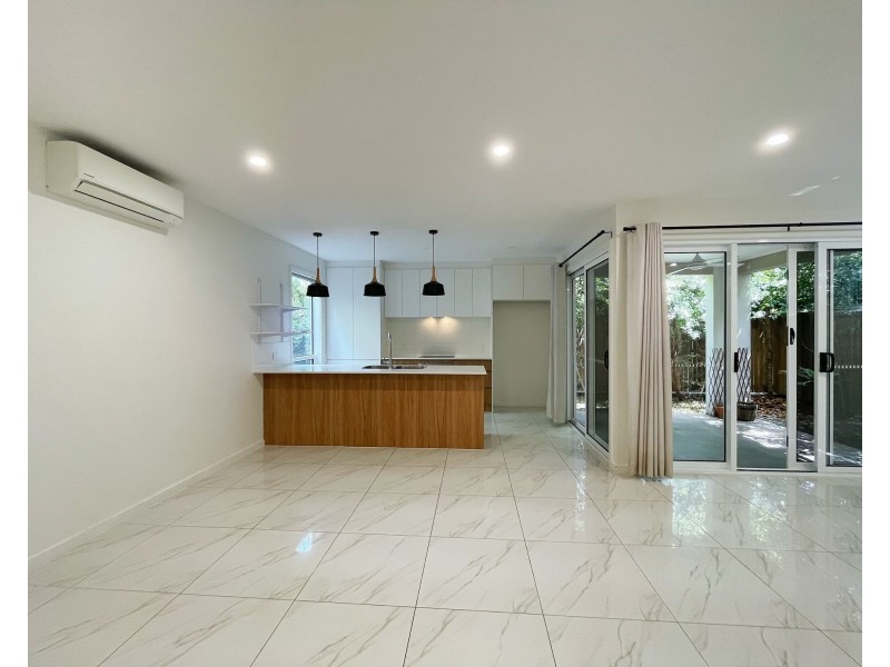 2/3 Pilgrim Place, Southport QLD 4215