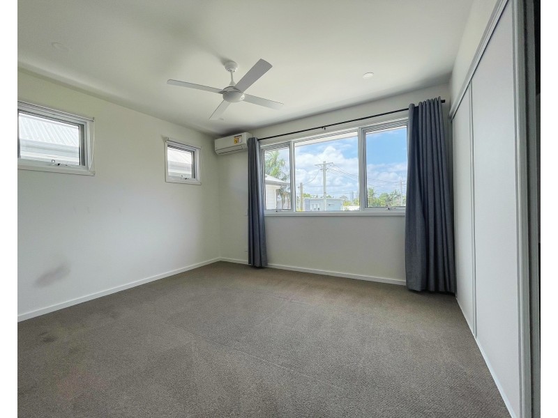 2/3 Pilgrim Place, Southport QLD 4215