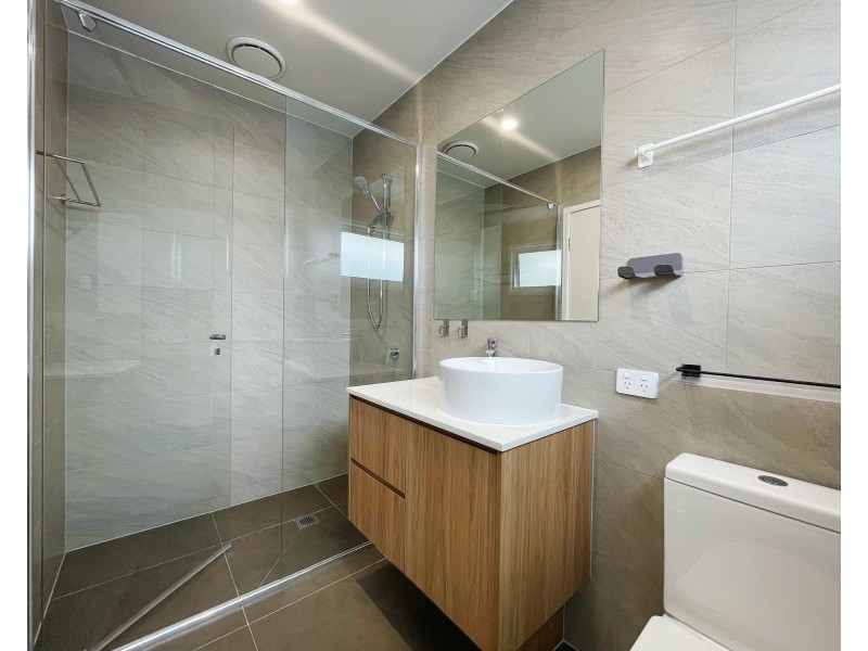 2/3 Pilgrim Place, Southport QLD 4215