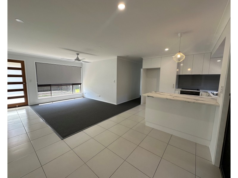 2/7 Burwood Court, Labrador QLD 4215