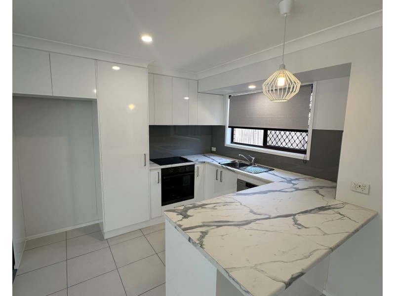 2/7 Burwood Court, Labrador QLD 4215