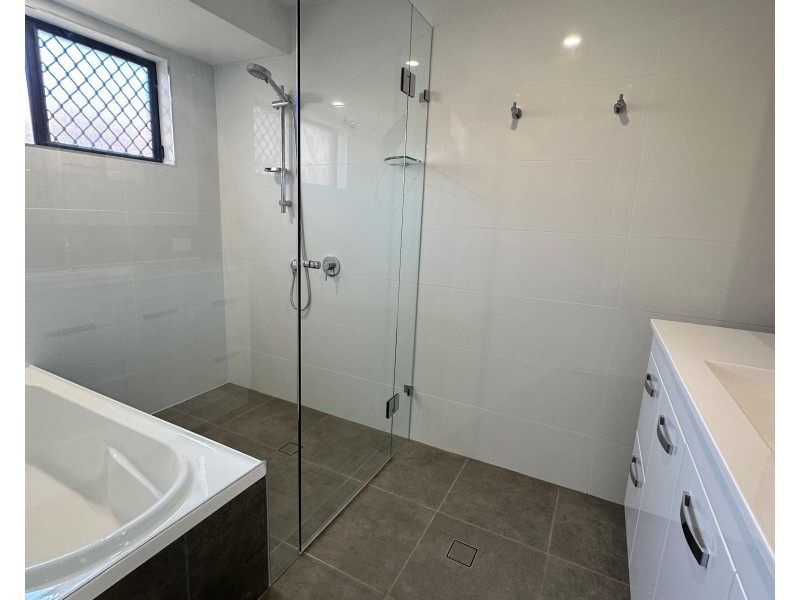 2/7 Burwood Court, Labrador QLD 4215