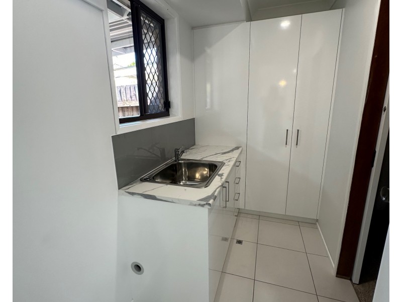 2/7 Burwood Court, Labrador QLD 4215