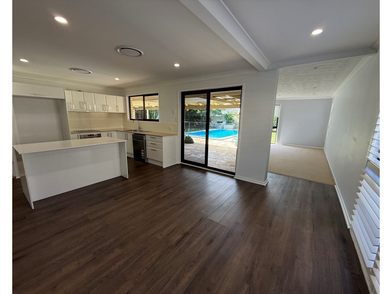 35 Dunkeith Avenue, Benowa QLD 4217