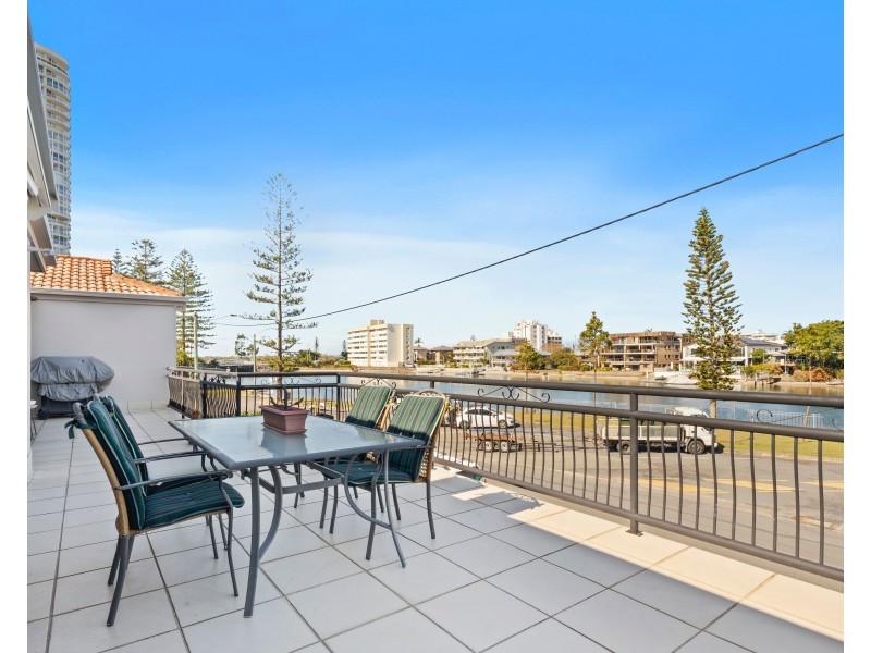 1/3 Ray Street, Runaway Bay QLD 4216