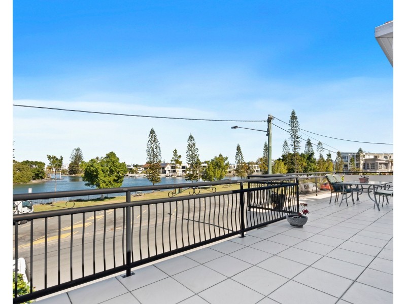 1/3 Ray Street, Runaway Bay QLD 4216