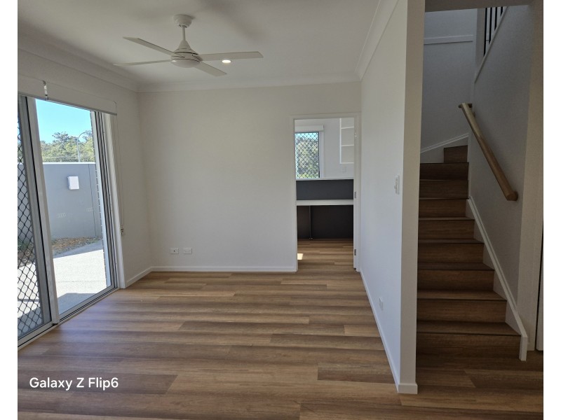 1/8 Taylor Place, Mackenzie QLD 4156