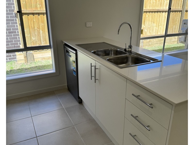 6 Chrysanthus Street, Crestmead QLD 4132