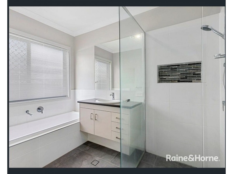 4 Madison Court, Redland Bay QLD 4165