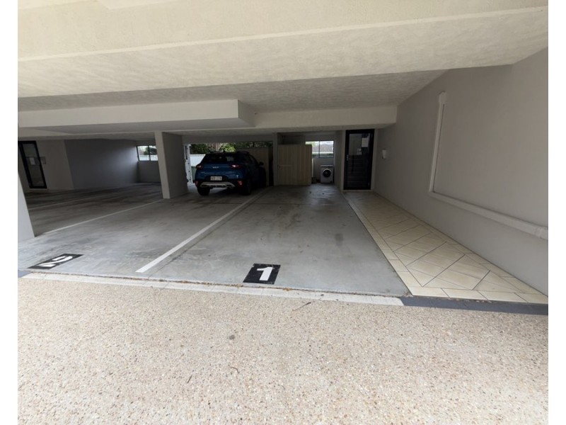 2/129 Muir Street, Labrador QLD 4215