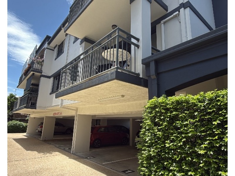 2/129 Muir Street, Labrador QLD 4215