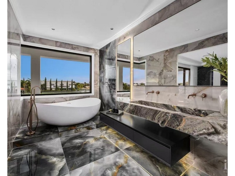 5 Royal Allbert Crescent, Paradise Point QLD 4216