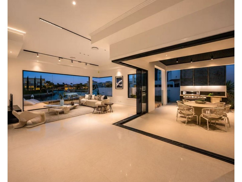 5 Royal Allbert Crescent, Paradise Point QLD 4216