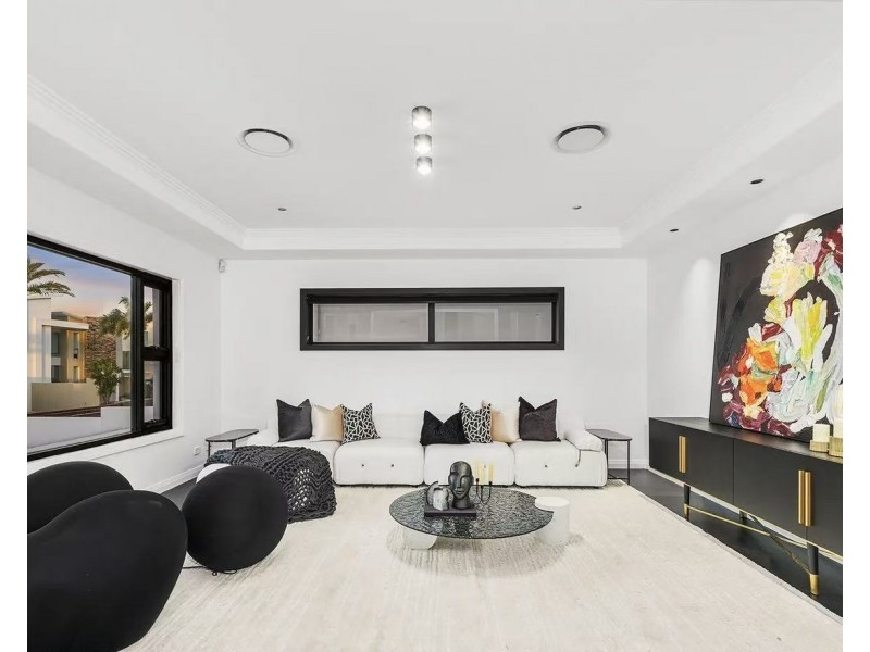 5 Royal Allbert Crescent, Paradise Point QLD 4216