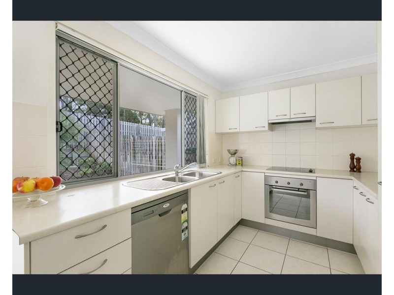 2/110 Lexey Crescent, Wakerley QLD 4154