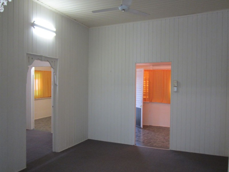 102 Ireland, Oonoonba QLD 4811