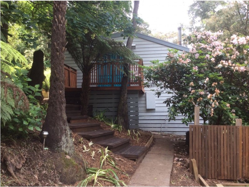 8 CREEK ROAD, Belgrave VIC 3160