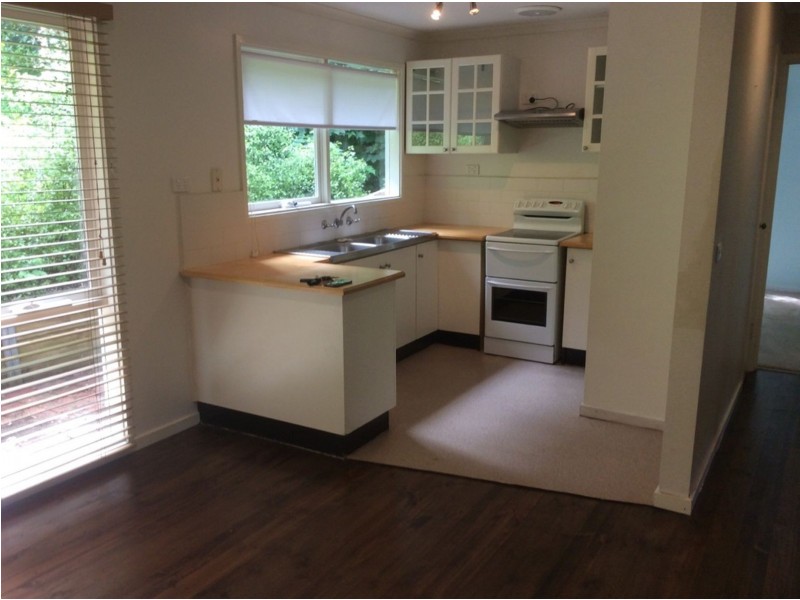 8 CREEK ROAD, Belgrave VIC 3160