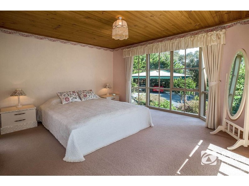 6 Cedar Grove, Selby VIC 3159