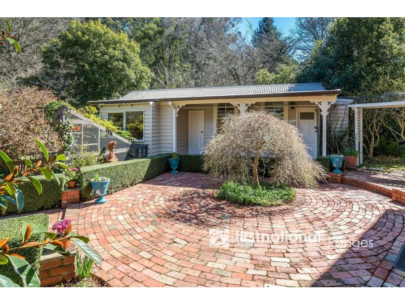 8 The Crescent, Sassafras VIC 3787