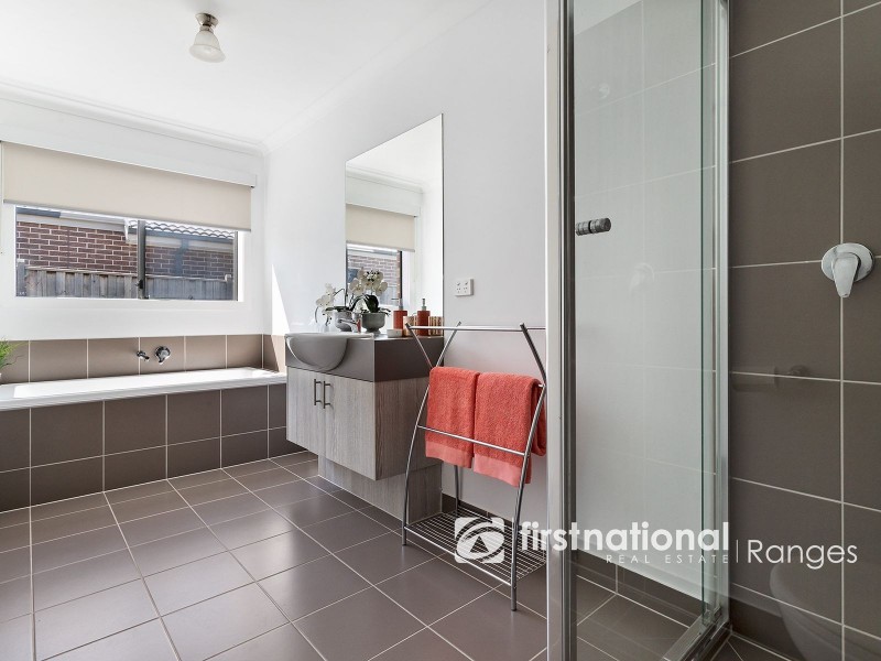 2 Bristol Drive, Cranbourne North VIC 3977