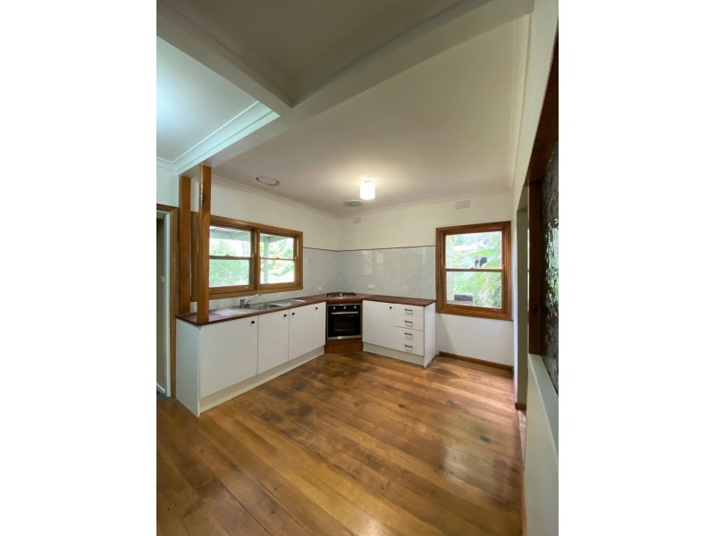 4 Suffolk Avenue, Cockatoo VIC 3781