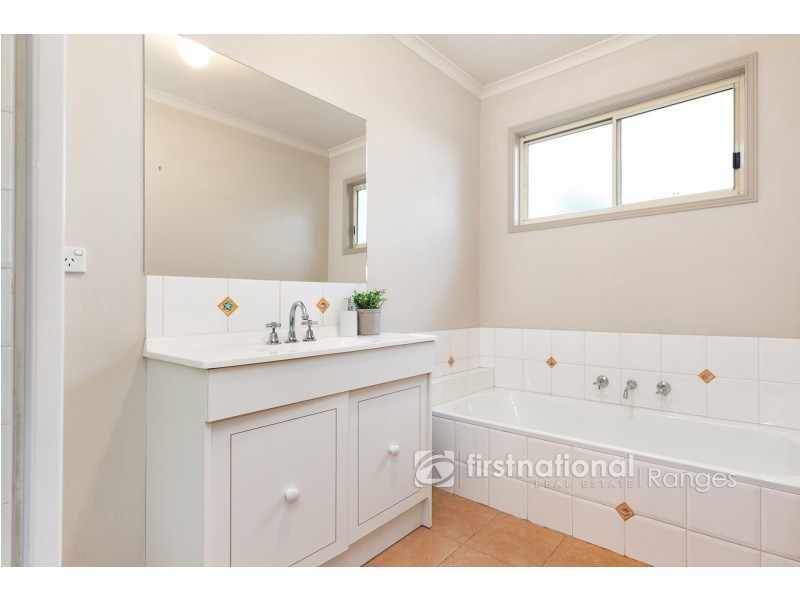 2/8 Hillcrest Avenue, Ferntree Gully VIC 3156