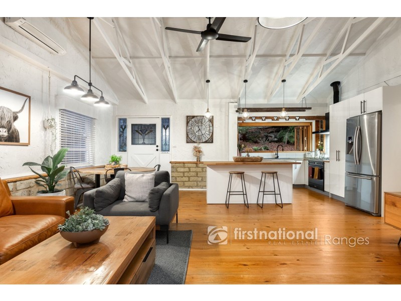 33 Mountain Road, Cockatoo VIC 3781