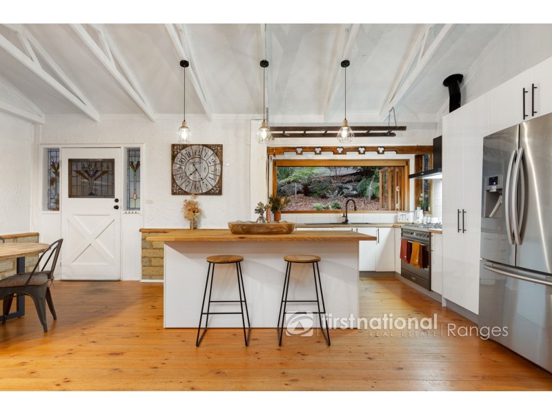 33 Mountain Road, Cockatoo VIC 3781