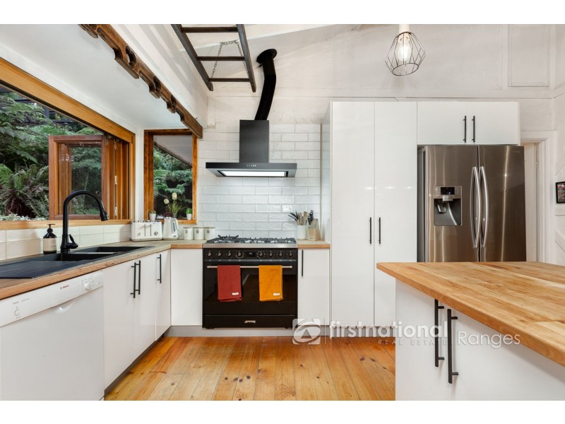 33 Mountain Road, Cockatoo VIC 3781