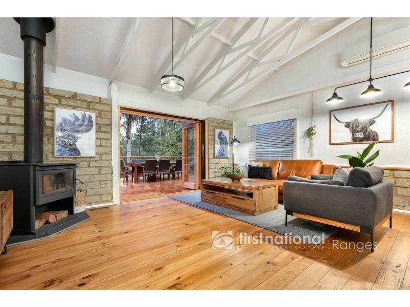 33 Mountain Road, Cockatoo VIC 3781