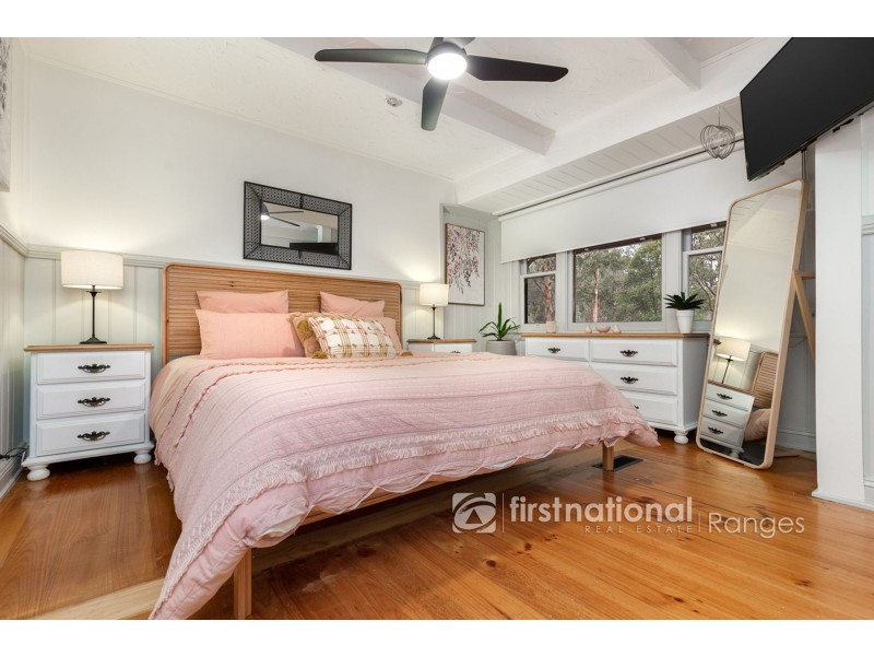 33 Mountain Road, Cockatoo VIC 3781