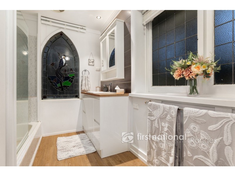 33 Mountain Road, Cockatoo VIC 3781