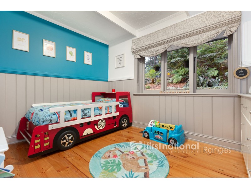 33 Mountain Road, Cockatoo VIC 3781