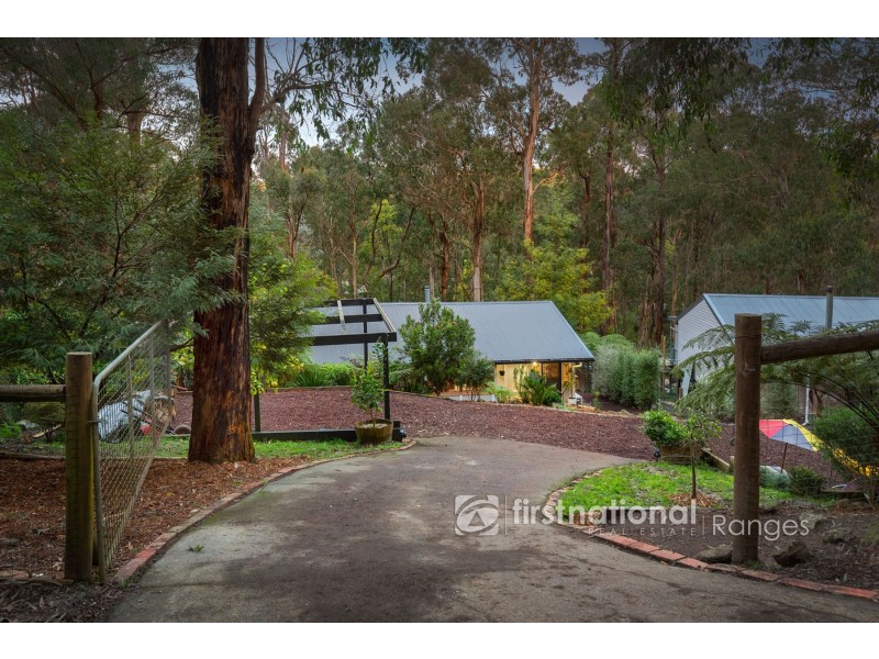 33 Mountain Road, Cockatoo VIC 3781