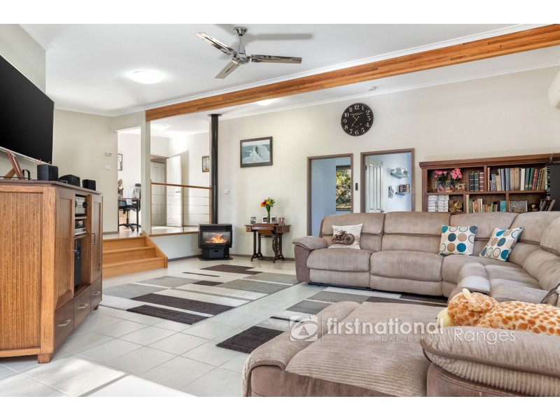 28 Mountain Road, Cockatoo VIC 3781