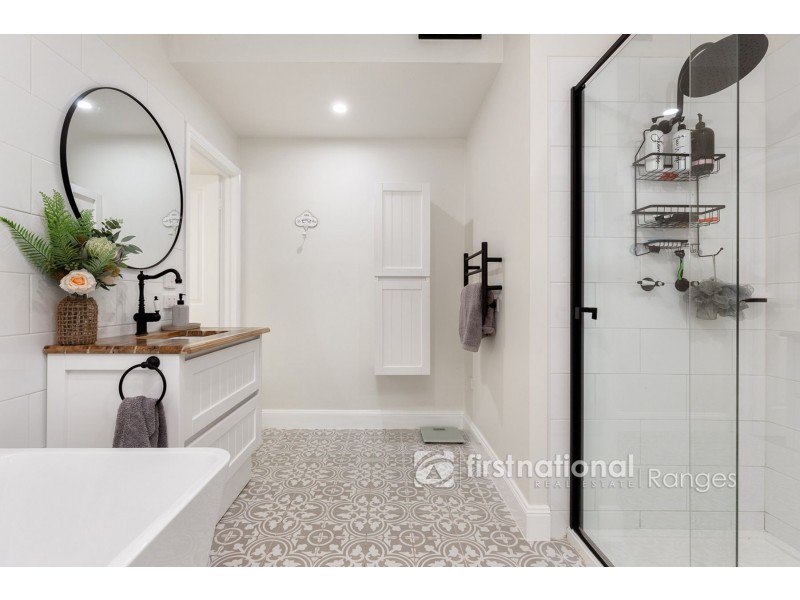 25 Mountain Road, Cockatoo VIC 3781