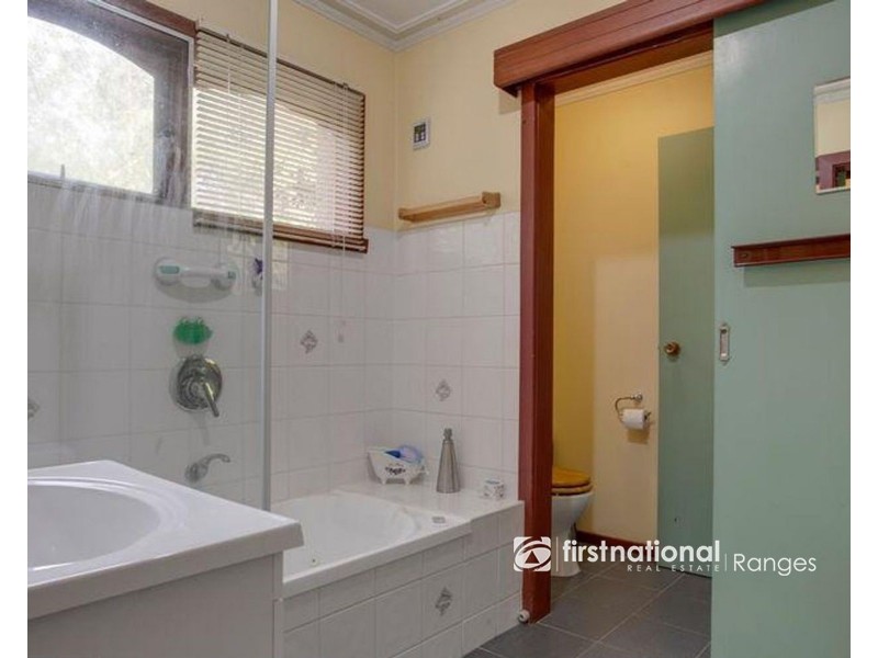 24 Mackenzie Street, Cockatoo VIC 3781
