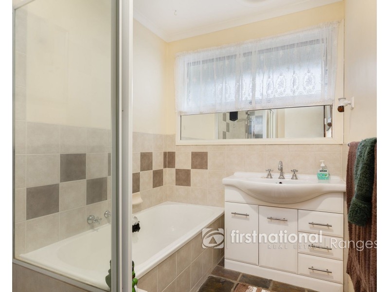 10 Devon Avenue, Cockatoo VIC 3781