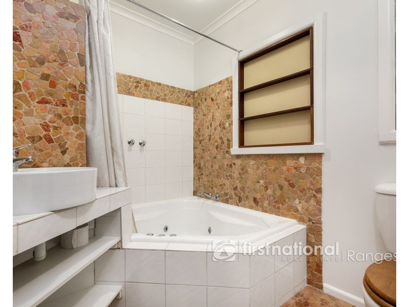 4 Suffolk Avenue, Cockatoo VIC 3781