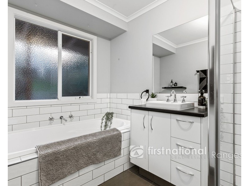 16 Haylock Avenue, Cockatoo VIC 3781