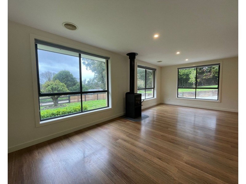 8 Second Avenue, Cockatoo VIC 3781