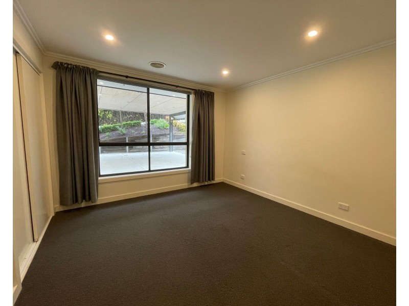 8 Second Avenue, Cockatoo VIC 3781
