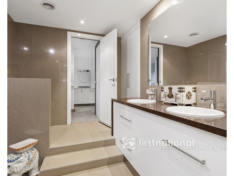10 Cloverleigh Avenue, Emerald VIC 3782