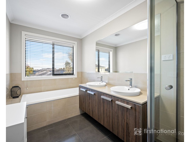 7 Blue Bush Way, Cranbourne East VIC 3977