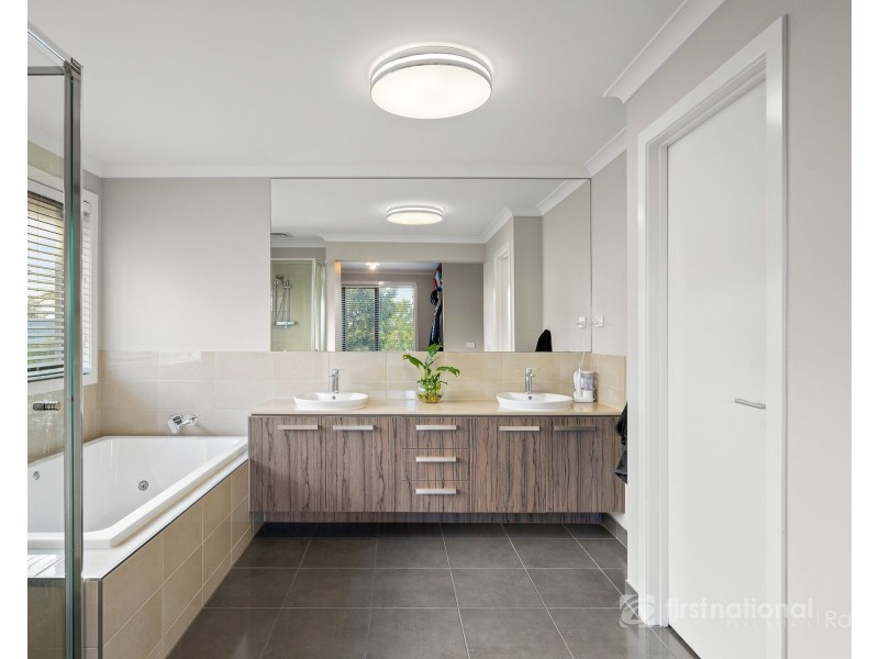 7 Blue Bush Way, Cranbourne East VIC 3977